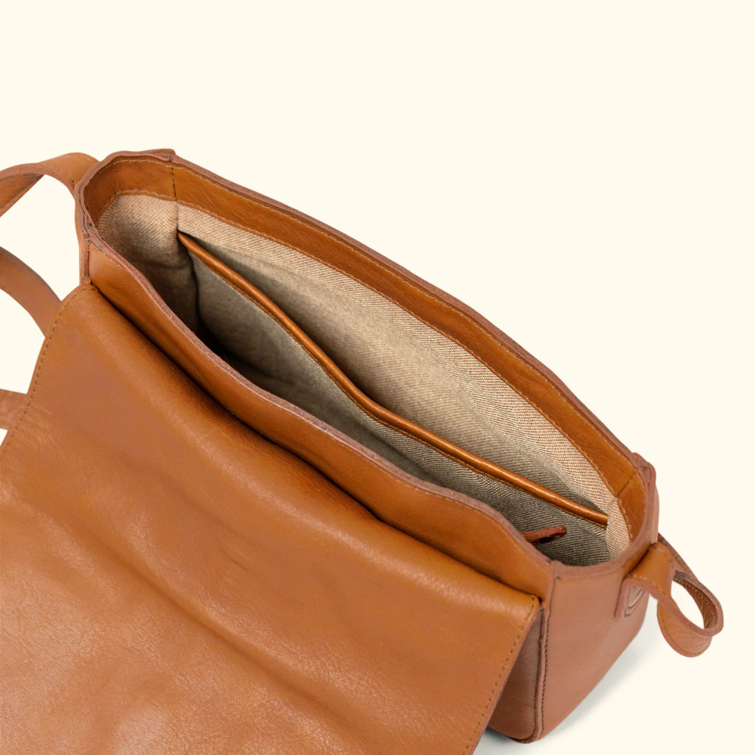 Buffalo Jackson Trading Co. Chelsea Leather Crossbody Purse | Honey Brown 8 Buffalo Jackson Trading Co. Chelsea Leather Crossbody Purse | Honey Brown