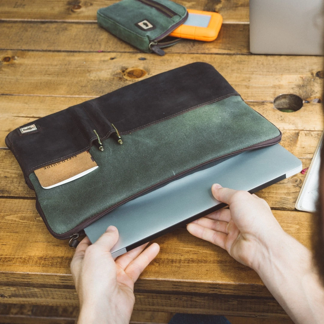Buffalo Jackson Trading Co. Denver Waxed Canvas 15 Inch Laptop Case | Green W/ Dark Briar Leather 8 Buffalo Jackson Trading Co. Denver Waxed Canvas 15 Inch Laptop Case | Green W/ Dark Briar Leather